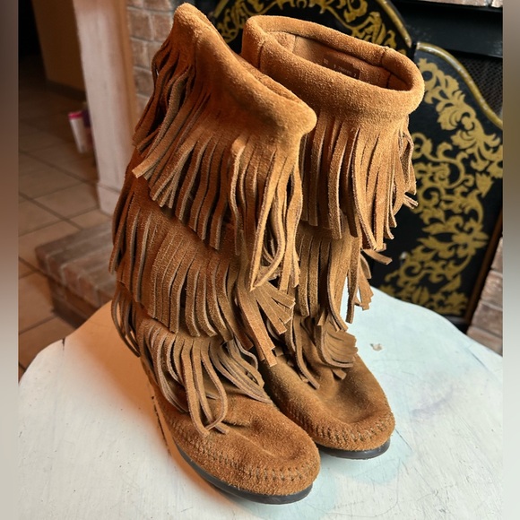 MINNETONKA Women's Brown Suede Calf Hi 3-Layer Fringe Moccasin Boots sz: US 9 - Picture 1 of 7